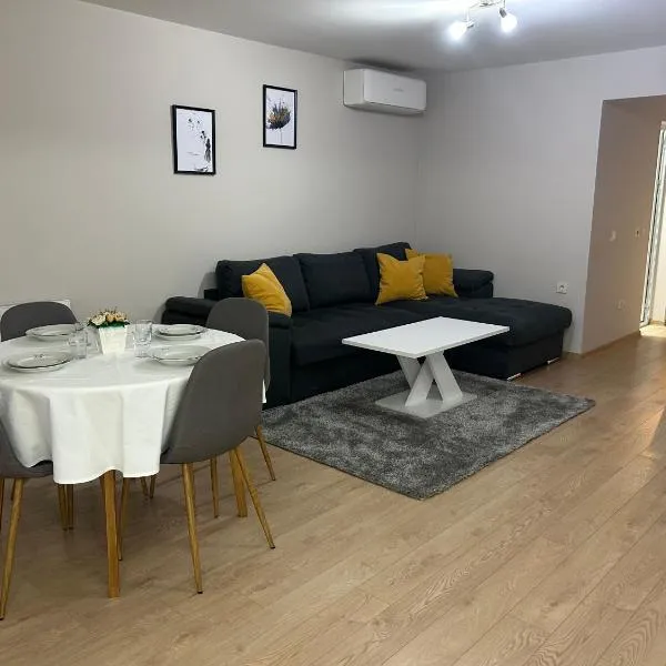 Апартамент Център Сливен 1, hotel v destinaci Sliven