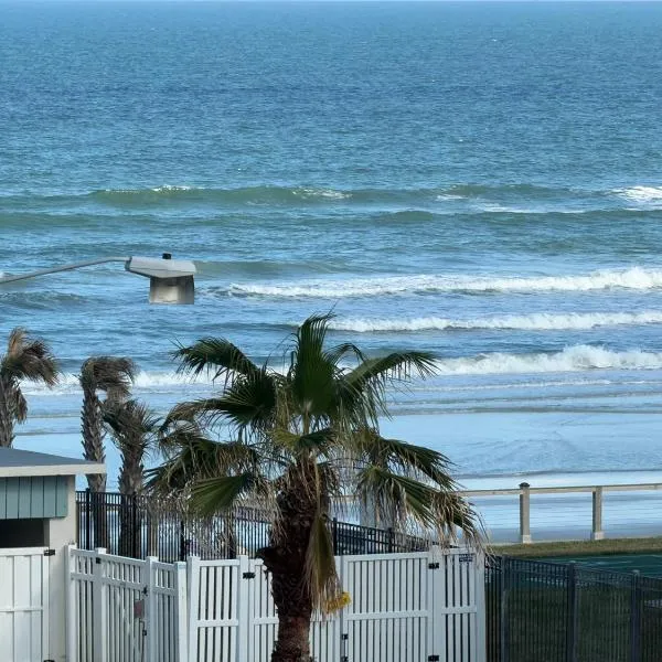 Relaxing 1bd 1ba Condo - Ocean Front Complex in New Smyrna Beach,位于新士麦那海滩的酒店