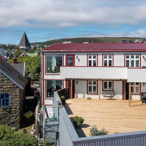 Unique location with a huge private terrace, hotell i Torshamn