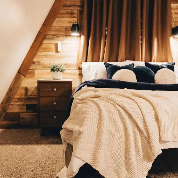 The Rustic Triangle A-Frame with Hot Tub, hotel i Perrysville