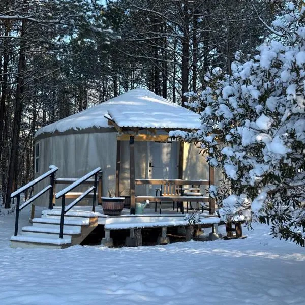 Blythewood में, होटल Peaceful Off-Grid Yurt Farm Stay with Modern Comforts - Optional Farm Breakfast