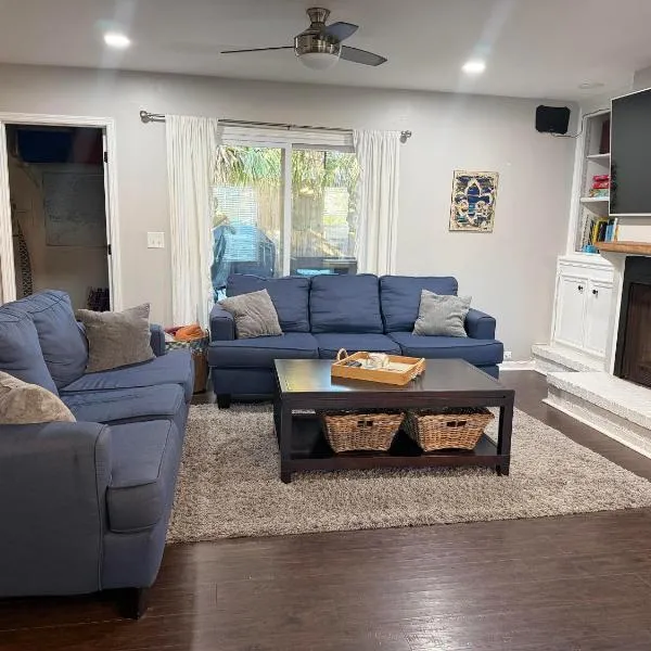 Full townhouse near Shem Creek & Downtown with Hot Tub, hotelli kohteessa Charleston