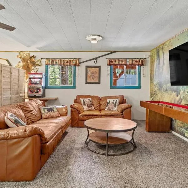 Creekside Cabin with Hot Tub-Fireplace-Pool Table, hotel em Ashford