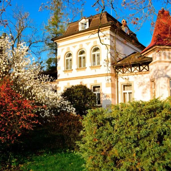 Hotel Zámeček na Čeladné, hotel i Čeladná