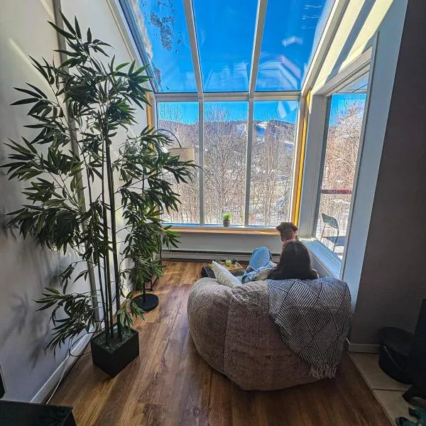 Élégant condo avec vue sur les pentes, hotel en Stoneham