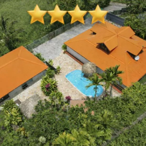 Habitation Bonneville Chalet & Loft avec piscine et sauna, hotel v destinaci La Trinité