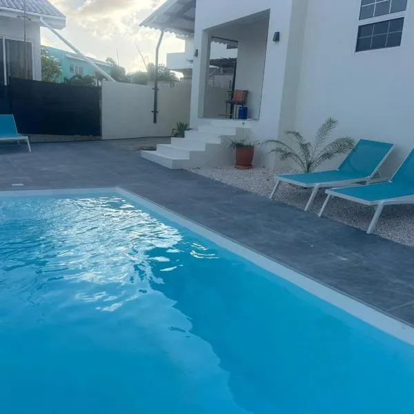 Cas Grandi 2 bedroom apartment or studio with swimming pool, hotelli kohteessa Willemstad
