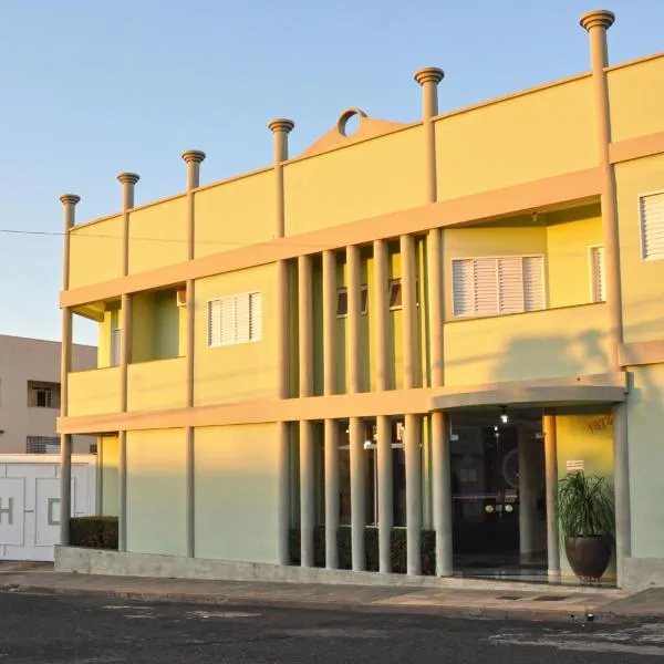 Uberaba में, होटल Hotel Carolina 2 - próximo a Universidade de Uberaba uniube - ao Aeroporto Fórum De uberaba - hospital Mario Palmeirio ao Hospital São Marcos e hospital Regional