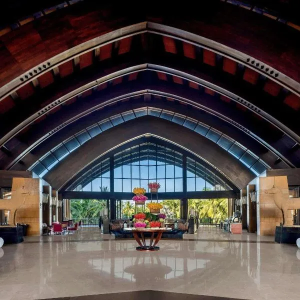 Pullman Oceanview Sanya Bay Resort & Spa, хотел в Саня
