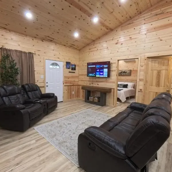 Pet Friendly, New Cabin in Charming Calera, Hotel in Calera