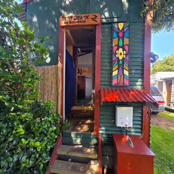 Surf Shack on Broadway, hotel di Waitara