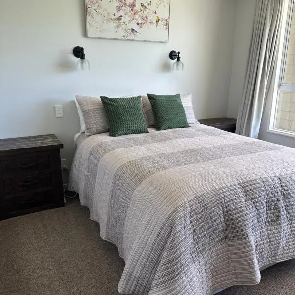 Cosy & close to town, hotel i Te Anau