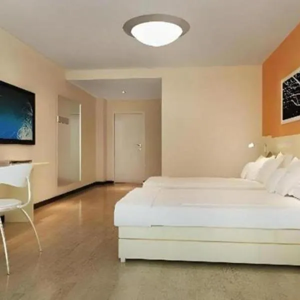 7 Days Inn Aksu Airport, hotell i Wensu