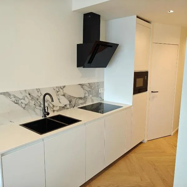 Zeezicht appartement strand Mariakerke Oostende, hotel em Ostend