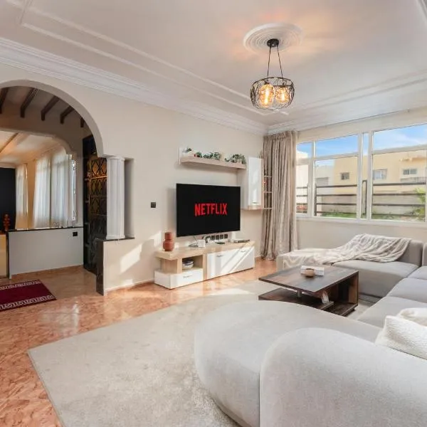 Calm & Spacious Villa - 5mn Walk to Beach - Work Friendly, hotel u gradu Agadir