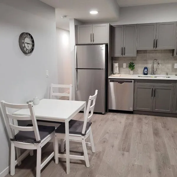 Modern 2BR Suite with Private Yard、カルガリーのホテル