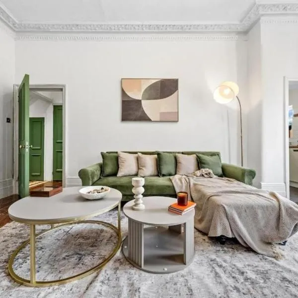 1BR Sleeps 4 In The Iconic Kensington & 4 Mins To Station, ξενοδοχείο στο Λονδίνο