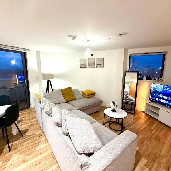 Lux high-rise Two Bed-balcony with waterside view, hotel in Manchester