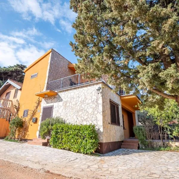 Kuca Mir Seaside Apartments - 50m from Beach, hotel v mestu Ugljan