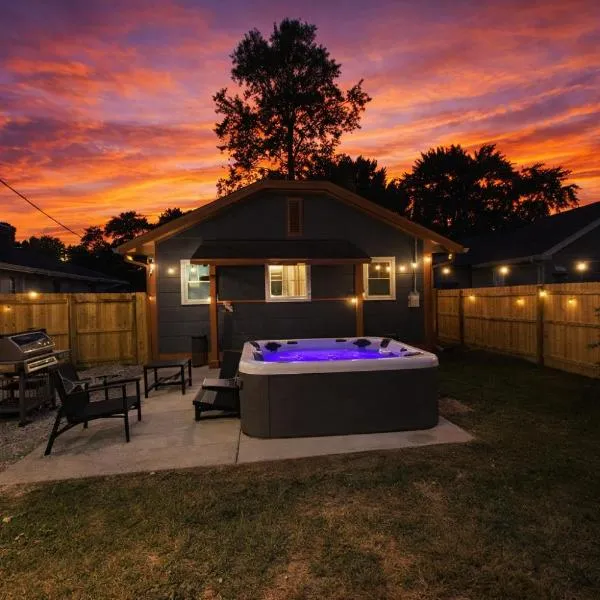 Indianapolis में, होटल Broad Ripple Indianapolis Home Near Indy 500 with Hot Tub
