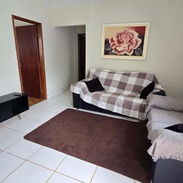 Casa ampla mobiliada com estacionamento para até 5 veículos, hótel í Umuarama