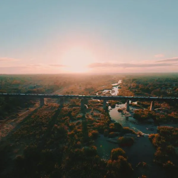 Kruger Shalati - Train on The Bridge & Garden Suites: Skukuza şehrinde bir otel