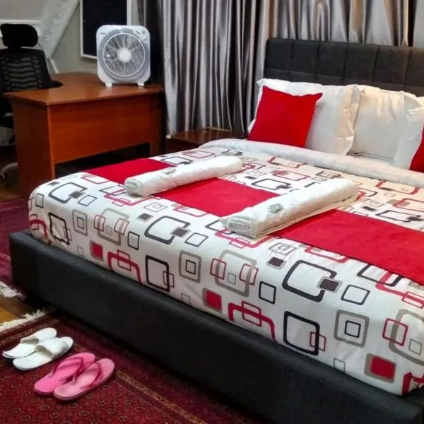 Kukis Place, 5 bedrooms, whole compound, хотел в Embu