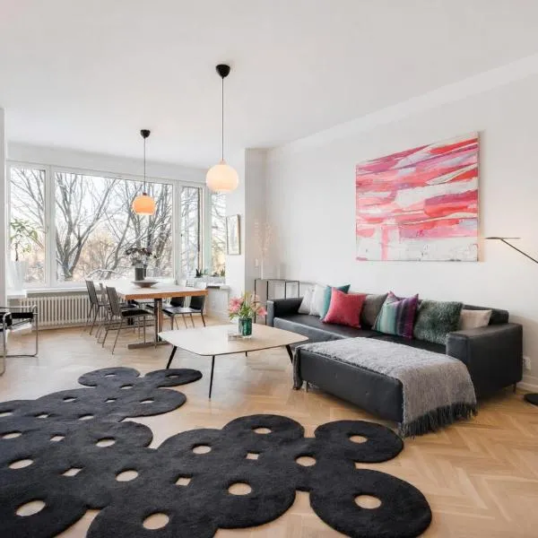 GuestFirst 100m2 Luxury Designer Gem w Sauna steps to Central Station – hotel w Helsinkach