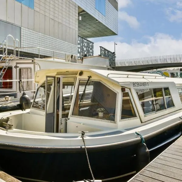 Comfortable boat city center 'Boekanier 5', hotel u Amsterdamu