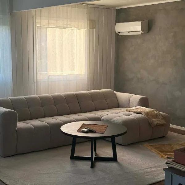 Calm, big, modern house in a quiet neighbourhood, hotel en Senja