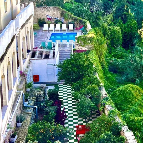 Follow the Sun Boutique Hostel - Pool, Breakfast & Sea Views, hotel in St Julian's