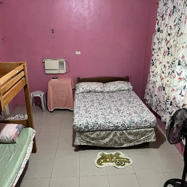 Cozy Pink Family Room, hotel em Sibalom