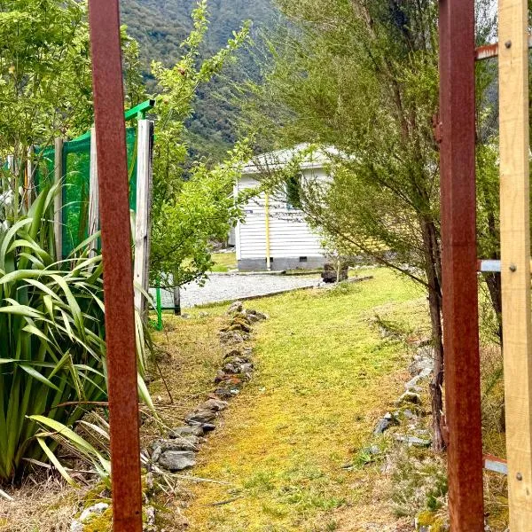 Super 'Cosy' Small Basic Cabin in The Middle of National Park and Mountains but near Road and Railway, hotel in Otira