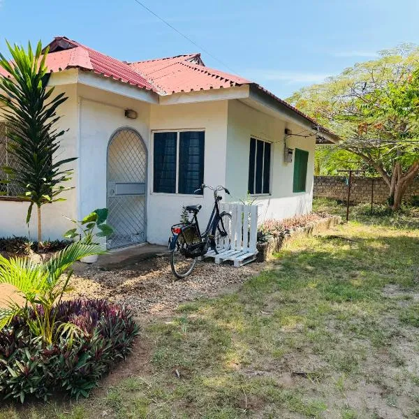 Savita House Diani, hotel em Magutu