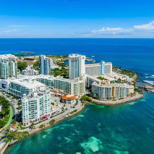 Oceanview Penthouse, Walk to Beach & Pool, hotel in San Juan