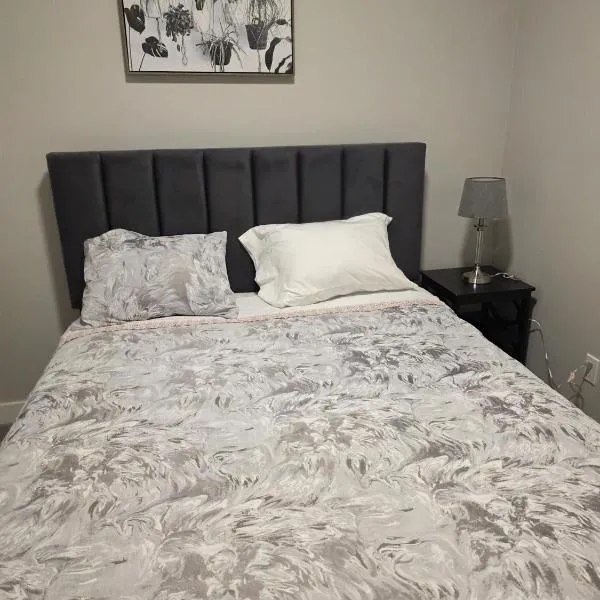 A Cheerful Home away from home，位于卡尔加里的酒店