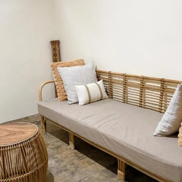 Ayu Homestay - Room 4, hotel en San Isidro