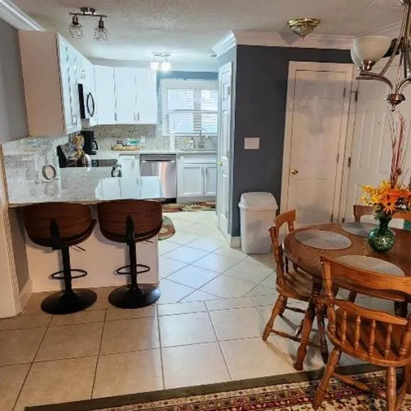 Unique 2 Bedroom / 2 Bath Condo in Myrtle Beach, Hotel in Myrtle Beach
