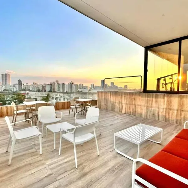 Modern Apartment in Arroyo Hondo with Pool Gym and Balcony, hotel em Santo Domingo