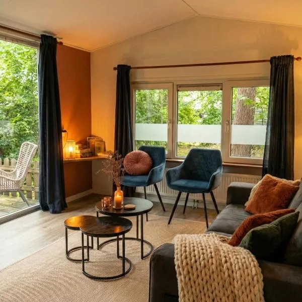 Forrest Lodge in bosrijke omgeving de Veluwe - met terras, tuin en fietsschuurtje، فندق في نونسبيت