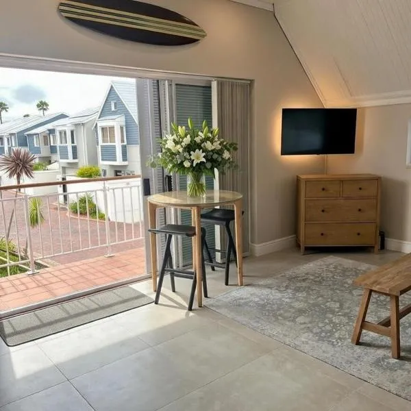 Luxurious Loft on Spinnaker!, hótel í Knysna
