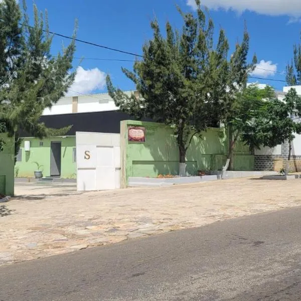 Cristo Rei Guest House, хотел в Лубанго