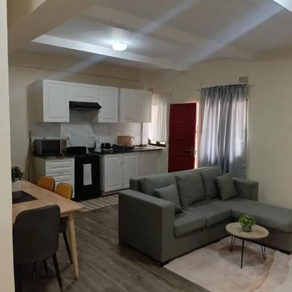 The Ultimate Modern Escape ,Gym, Pool & Balcony, hotel in Lusaka