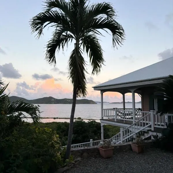 BLUE PEARL VILLA in St John USVI - breathtaking ocean views, private pool, backup power, air conditioning, hotel v destinaci Coral Bay