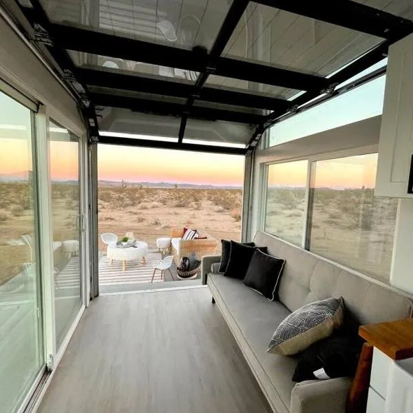 Joshua Tree Tiny Home - Remote & Modern Container Home on 5 Acres, hotel en Joshua Tree