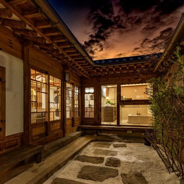2026년 신축 독채 한옥 시원한 실내 특대형 자쿠지 프라이빗한 정원 hanok 무료주차, hotel in Seoul