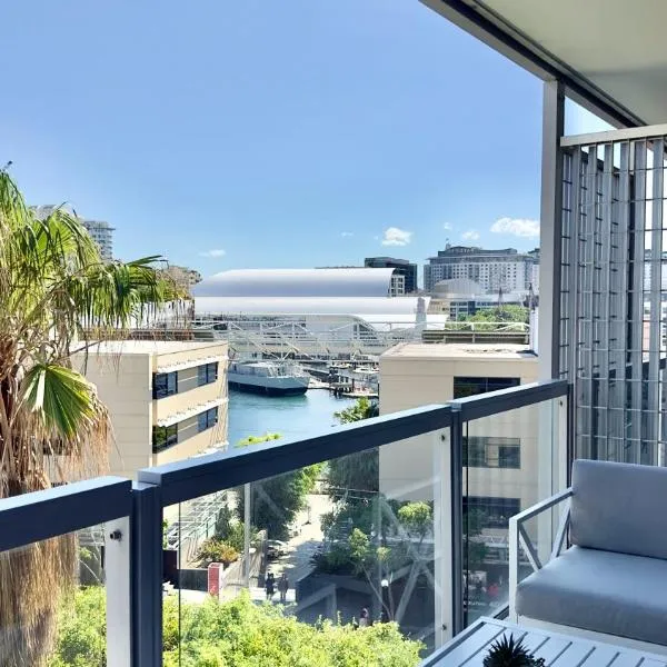 Modern 1BR Barangaroo Apartment with Waterfront Balcony Views & Private Parking, hotel in Sydney