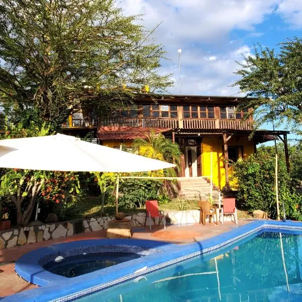 Yellow Submarine Hostal，位于波内洛亚的酒店