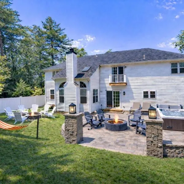 Luxury Villa with Hot Tub, Two Fire Pits, King Bed Suite, Game Room & Fenced Yard，東史特拉斯堡的飯店