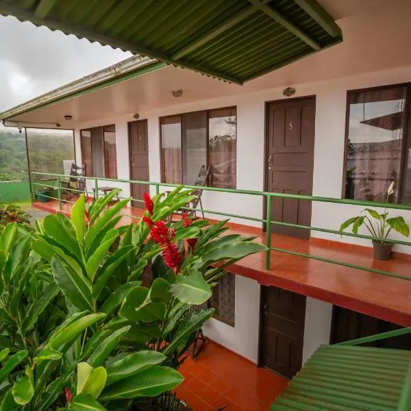 Hostal Nuevo Arenal downtown, private rooms with bathroom, ξενοδοχείο σε Nuevo Arenal